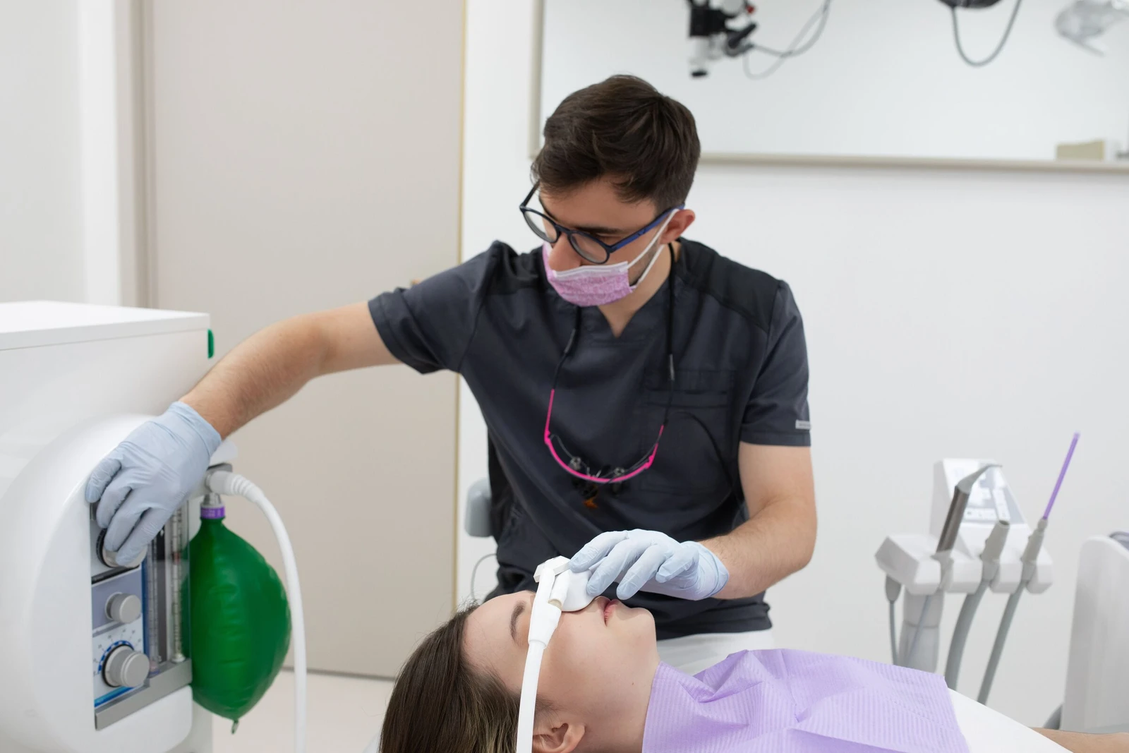 Lekarz Mickiewicz Dental Clinic podczas pracy