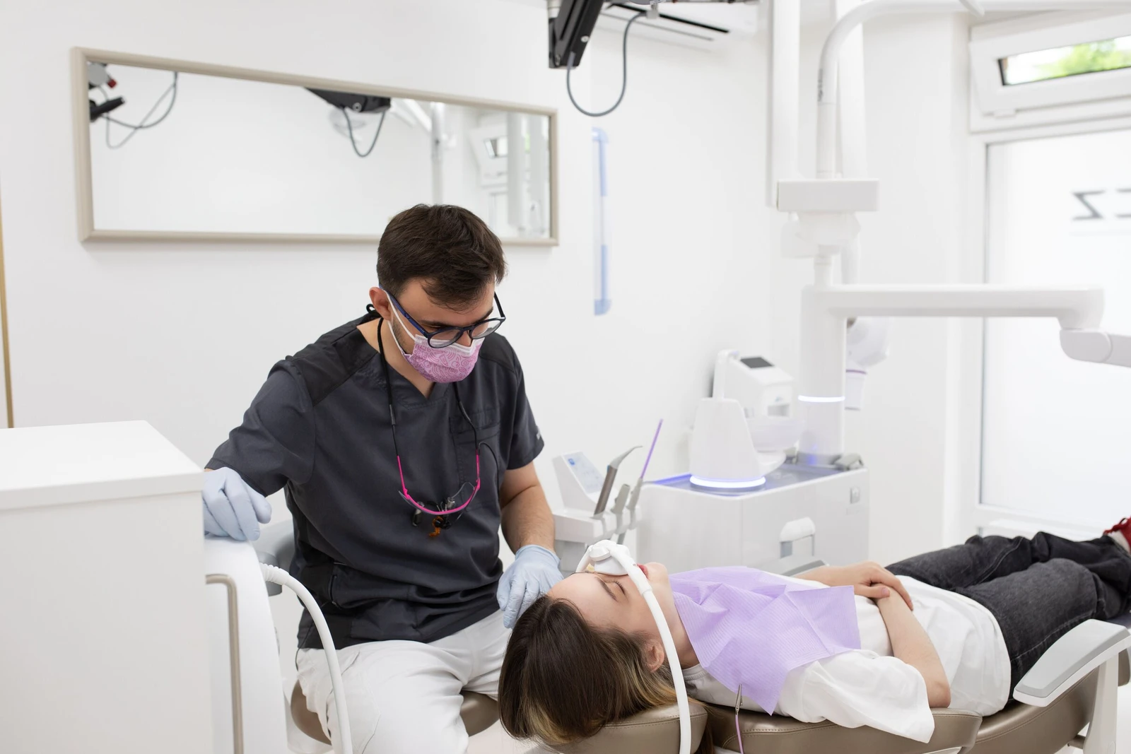Lekarz Mickiewicz Dental Clinic podczas pracy