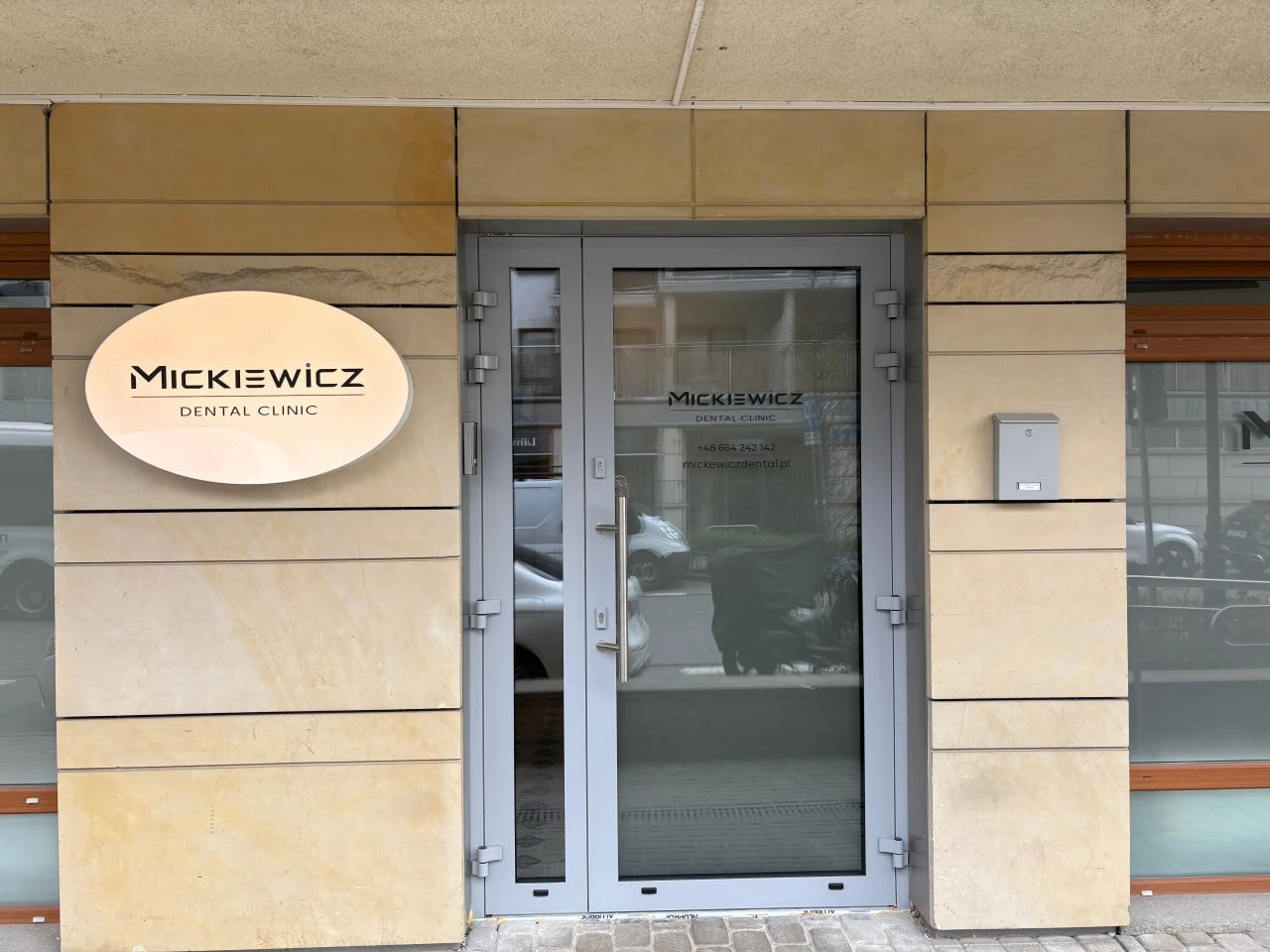 Wejście do kliniki przy Alei Wilanowskiej 9A