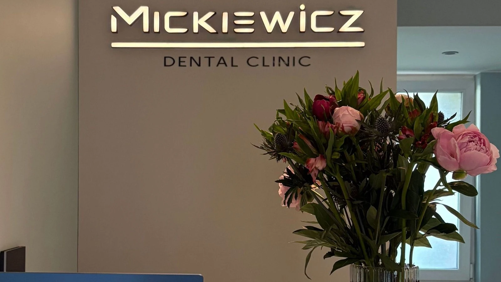 Рэцэпцыя з надпісам Mickiewicz Dental Clinic